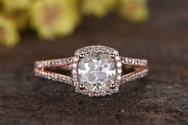 Best Engagement Rings for an Aquarius – With Clarity